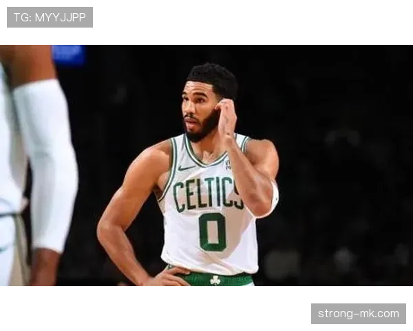 米德尔顿无球跑动拉开塔图姆防守，效率回升