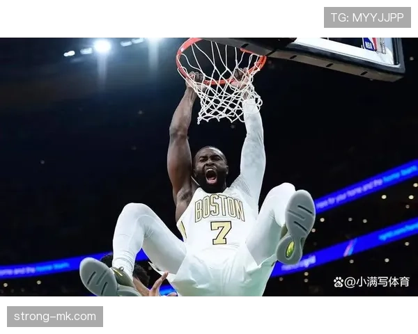 杰伦·布朗无球跑动制造错位，高效输出改变凯尔特人进攻结构